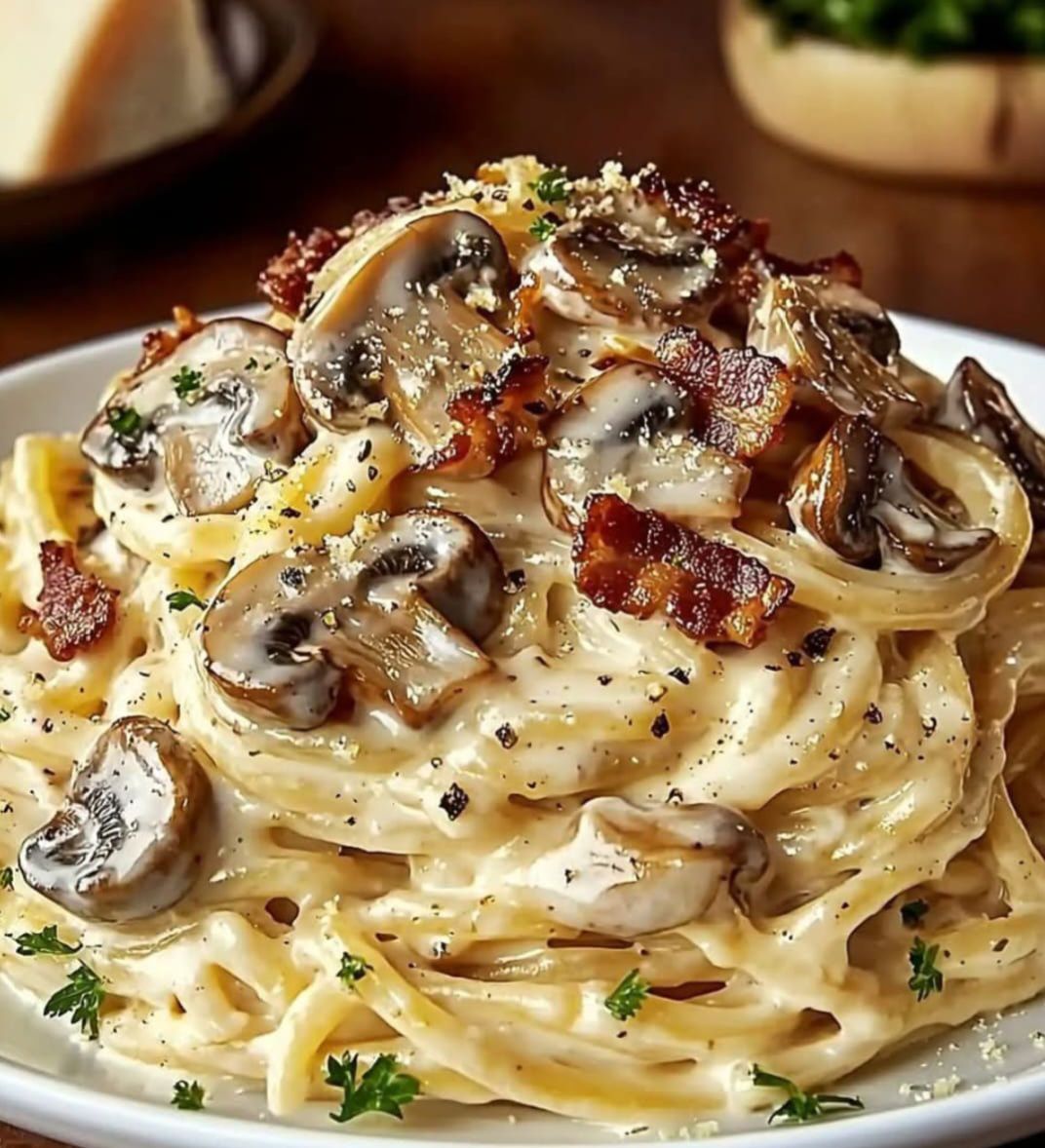 Creamy garlic mushroom and bacon pasta