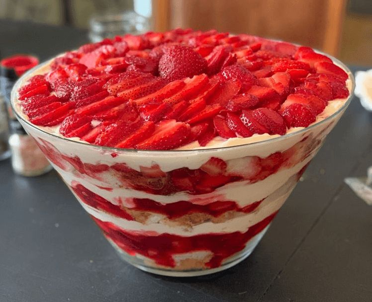 Strawberry-Cheesecake-Trifle