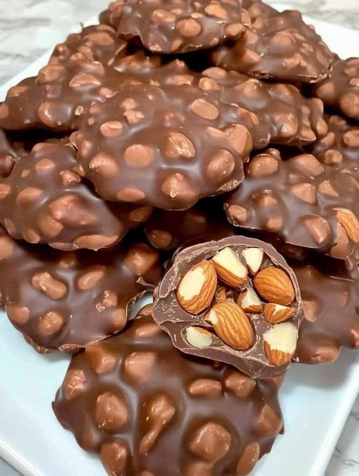 Keto-Friendly Dark Chocolate Clusters with Almonds and Nuts