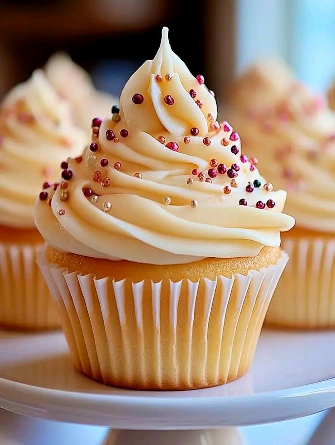 CLASSIC VANILLA CUPCAKES