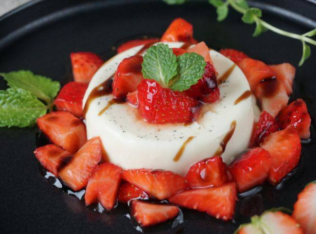 Panna cotta with balsamic strawberries