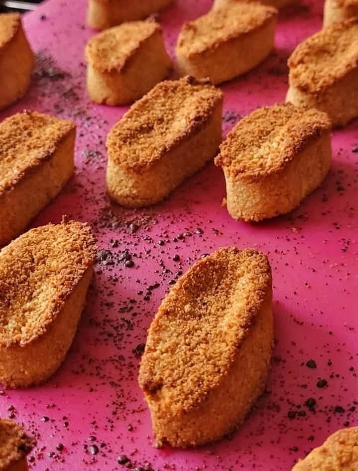 Small almond biscuits