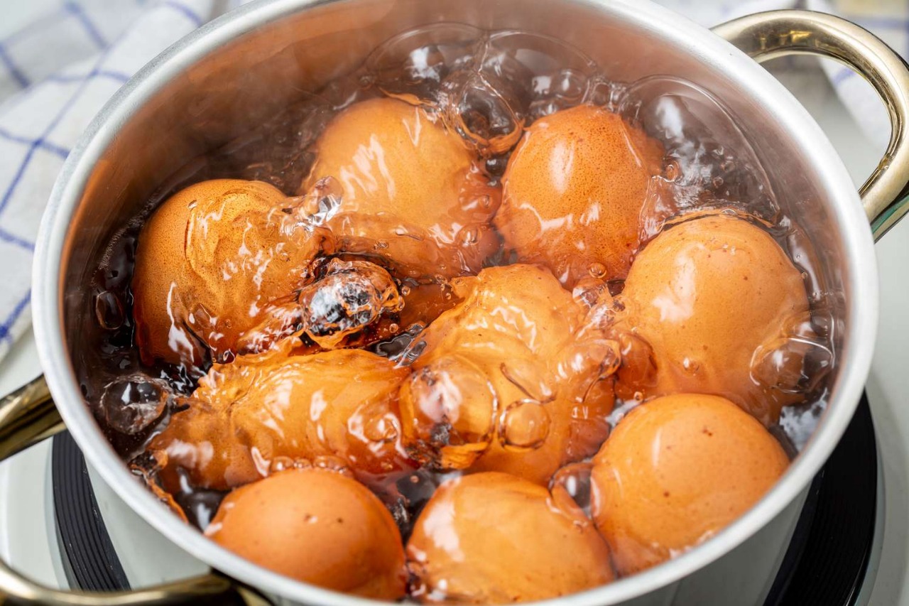 Boiling eggs this way is harmful, yet many people mistakenly believe it is risk-free.