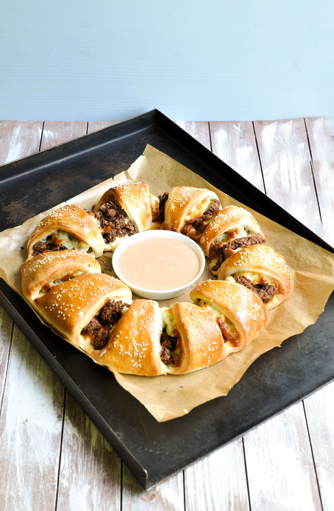 Cheeseburger ring. For many. A blast