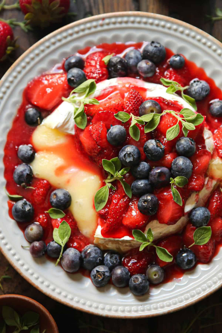 🫐🍓BAKED BRIE with Honey-Lemon Cooked Strawberries and Blueberries.🫐🍓